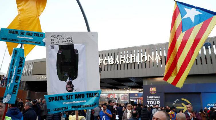 Εκατοντάδες Καταλανοί διαδηλώνουν γύρω από το Καμπ Νου εν όψη του el clasico