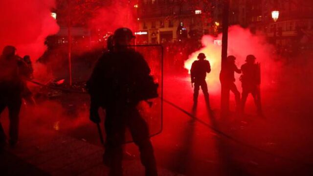 Βία, μολότοφ και δακρυγόνα στη Γαλλία για τις συντάξεις
