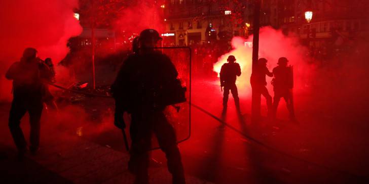 Βία, μολότοφ και δακρυγόνα στη Γαλλία για τις συντάξεις