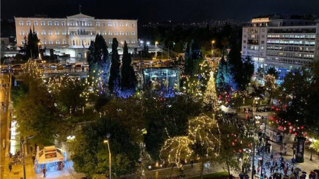 Φωταγωγήθηκε το Χριστουγεννιάτικο δέντρο στο Σύνταγμα