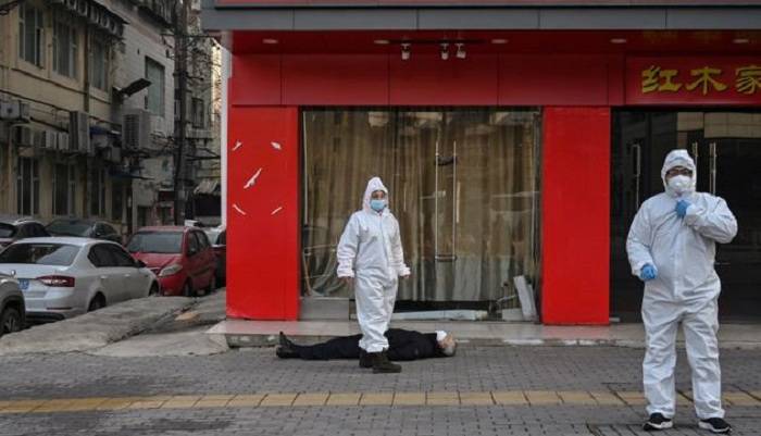Κοροναϊός: Νεκρός στον δρόμο στην πόλη “φάντασμα” Ουχάν (ΒΙΝΤΕΟ)