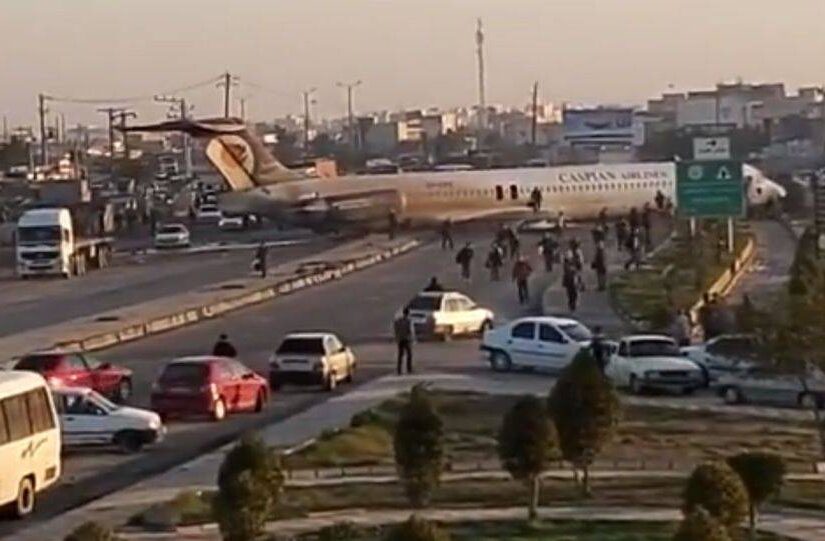 Τρόμος με ιρανικό αεροσκάφος, προσγείωση σε δρόμο (vid.)