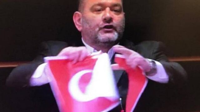 Καταδικάζει το ΥΠΕΞ το σκίσιμο της τουρκικής σημαίας στην Ευρωβουλή