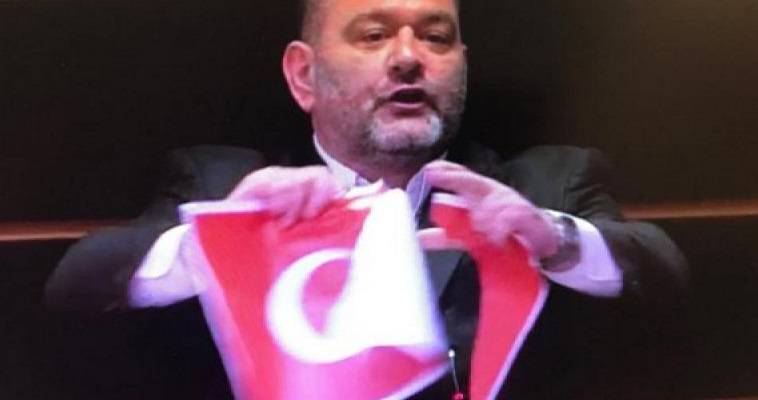 Καταδικάζει το ΥΠΕΞ το σκίσιμο της τουρκικής σημαίας στην Ευρωβουλή