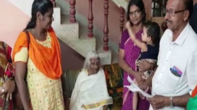 Ινδή 105 ετών τελειώνει την τετάρτη δημοτικού μετά παύση 97 χρόνων