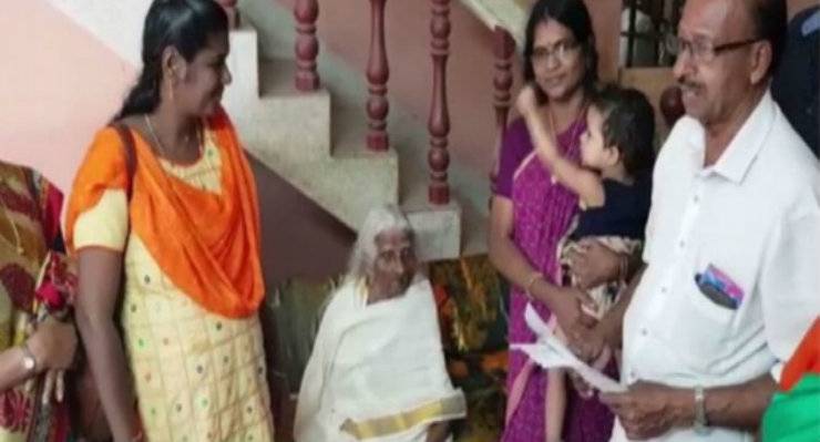 Ινδή 105 ετών τελειώνει την τετάρτη δημοτικού μετά παύση 97 χρόνων