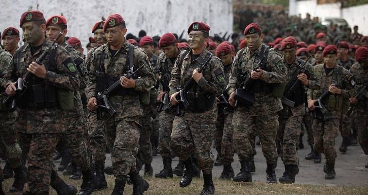 Ελ Σαλβαδόρ: Έφοδος στρατιωτών στη Βουλή με αίτημα νέο εξοπλισμό!