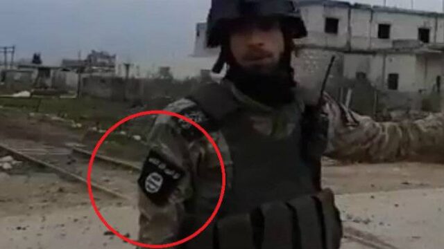Οι «μετριοπαθείς αντάρτες» που υποστηρίζονται από την Τουρκία φορούν διακριτικά του ISIS (βίντεο)
