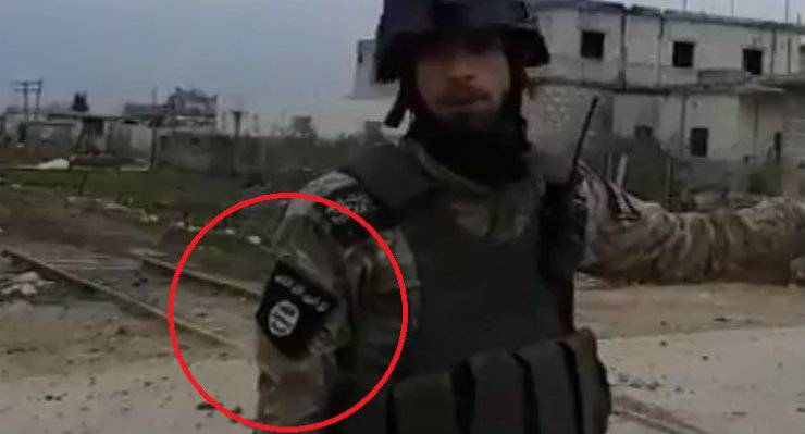 Οι «μετριοπαθείς αντάρτες» που υποστηρίζονται από την Τουρκία φορούν διακριτικά του ISIS (βίντεο)