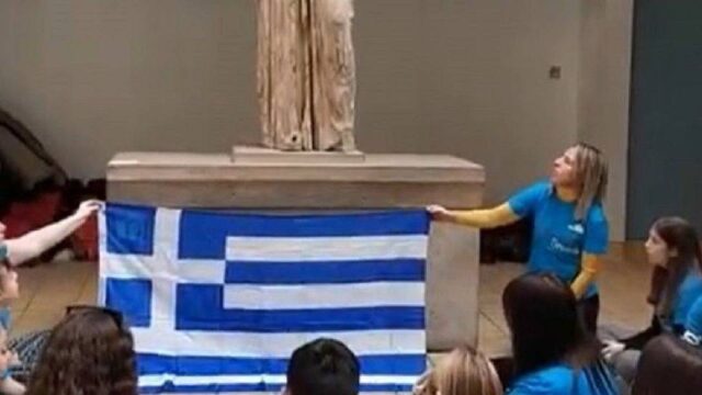 Ελληνόπουλα τραγουδούν στην “σκλάβα” Καρυάτιδα στο Λονδίνο (vid.)