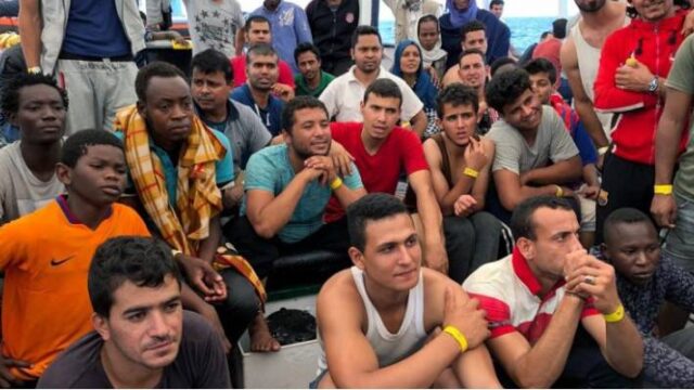 Σε καραντίνα δεκάδες μετανάστες σε πλοίο στο λιμάνι του Παλέρμο