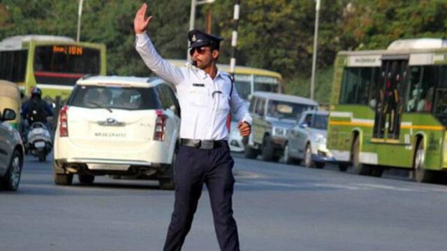 Δελχί: Ινδός αστυνόμος πηδάει στο καπό οχήματος και παρασύρεται για 2χλμ (βίντεο)