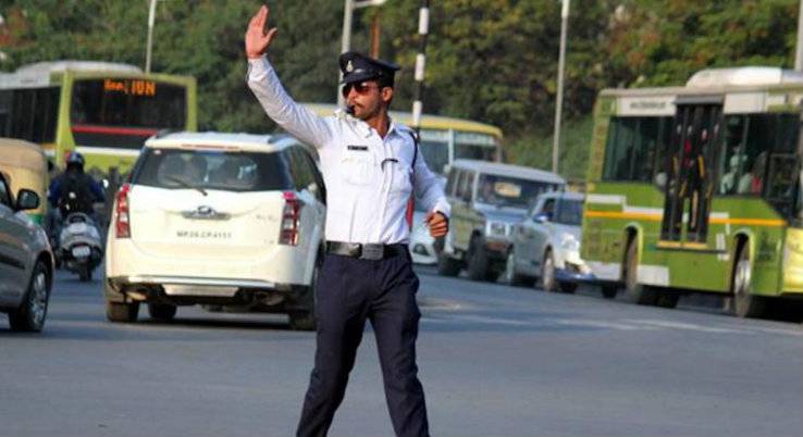 Δελχί: Ινδός αστυνόμος πηδάει στο καπό οχήματος και παρασύρεται για 2χλμ (βίντεο)