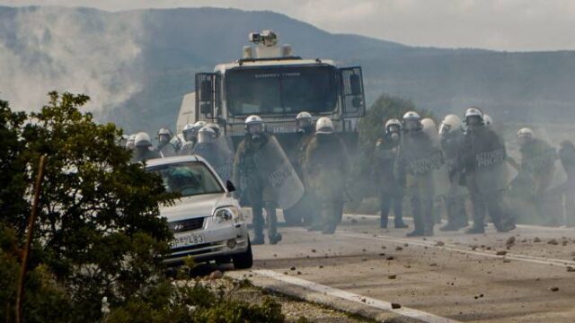 Μυτιλήνη: Επίθεση εναντίον των ΜΑΤ – Τραυματίστηκαν αστυνομικοί από σκάγια