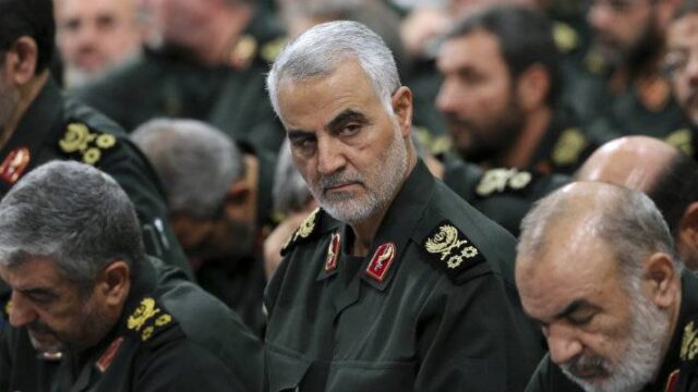 Αγαλμα του δολοφονηθέντος Ιρανού στρατηγού Σολεϊμάνι στον Ν. Λίβανο (βίντεο)
