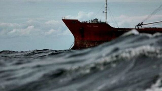 Ακυβέρνητο πλοίο ανοικτά της Αίγινας