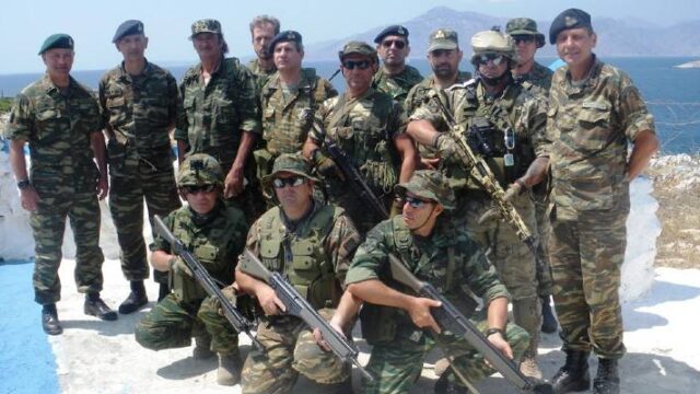 Eθνοφύλακες στη Χίο πήγαν να παραδώσουν τα όπλα τους (βίντεο)