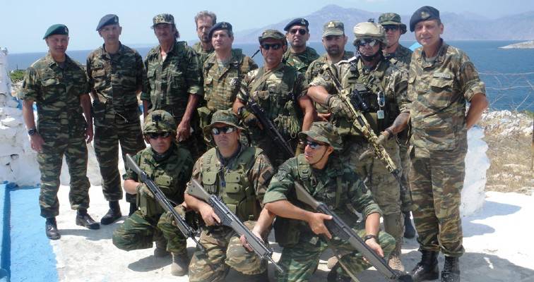 Eθνοφύλακες στη Χίο πήγαν να παραδώσουν τα όπλα τους (βίντεο)