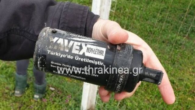 Έλληνες αστυνομικοί δέχονταi τουρκικής κατασκευής χημικά που πετούν “μετανάστες”