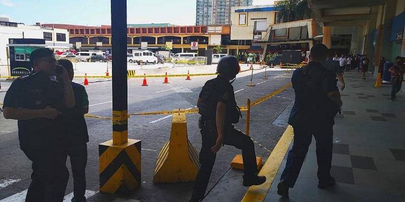 Φιλιππίνες: Ένοπλος κρατά 30 ομήρους σε εμπορικό κέντρο στη Μανίλα (vid.)