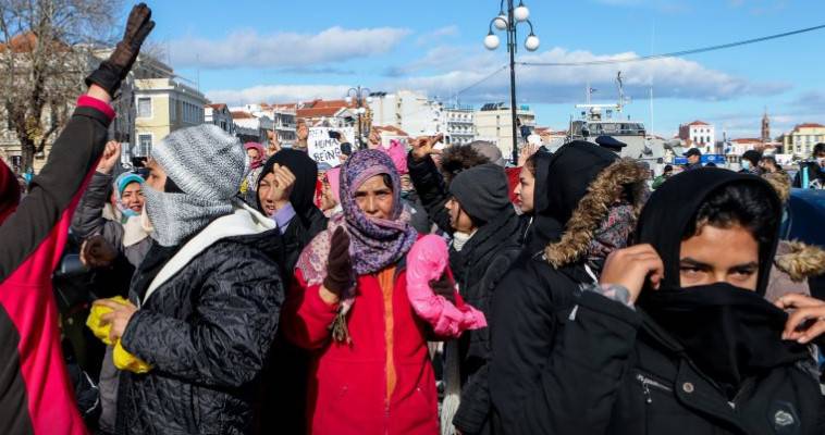 Σε κλειστά κέντρα κράτησης στις Σέρρες οδηγούνται 300 μετανάστες