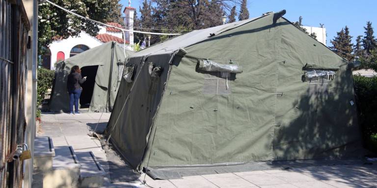 Στρατιωτικές σκηνές για υποδοχή ασθενών σε νοσοκομείο της Θεσσαλονίκης