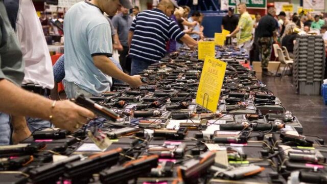 Ποιος κορωνοϊός: Ανοιχτά οπλοπωλεία θέλει το λόμπι των όπλων στην Καλιφόρνια