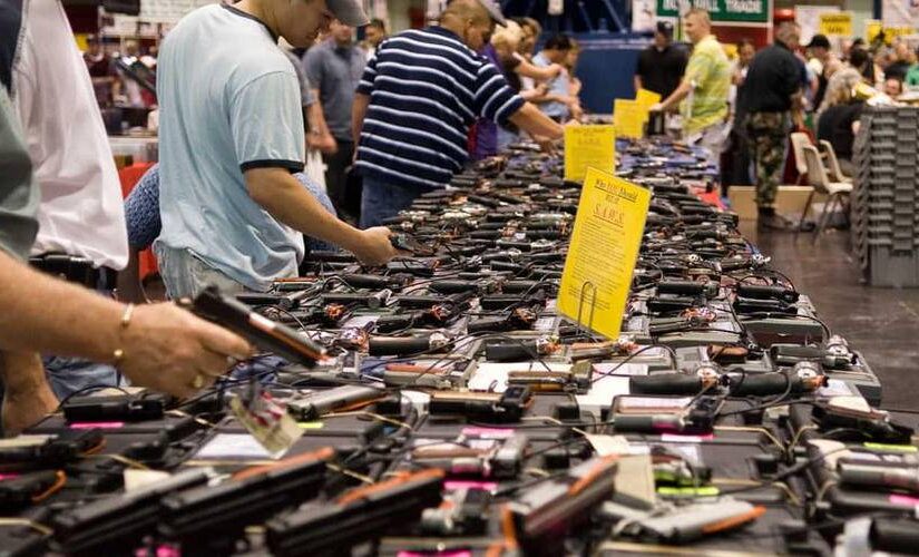 Ποιος κορωνοϊός: Ανοιχτά οπλοπωλεία θέλει το λόμπι των όπλων στην Καλιφόρνια