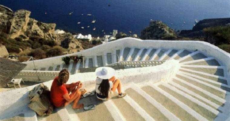 Ελλάδα: Ισχυρό πλήγμα στην τουριστική βιομηχανία από τον κορoνοϊό