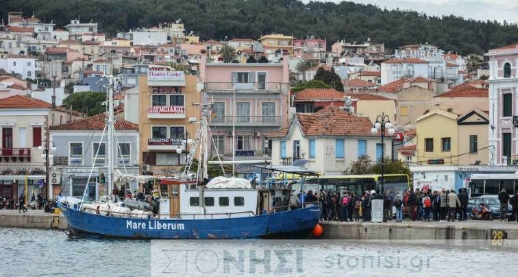 Μυτιλήνη: Κάτοικοι μπλόκαραν το πλοίο «Mare Liberum» να δέσει στο λιμάνι