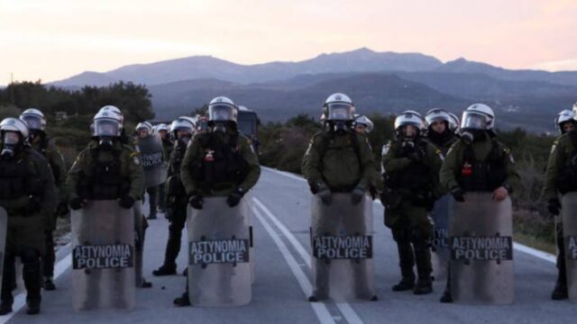 Λέσβος: Στον εισαγγελέα κάτοικος του νησιού που φέρεται ότι εισέβαλε σε δωμάτια όπου διέμεναν άνδρες των ΜΑΤ