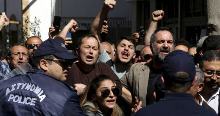 Κύπρος: Επεισοδιακή διαδήλωση στο οδόφραγμα στην Λήδρας -Τραυματίστηκαν 4 αστυνομικοί