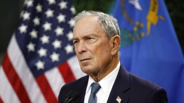 Ο Μάικλ Μπλούμπεργκ αποσύρει την υποψηφιότητά του από την κούρσα των Δημοκρατικών