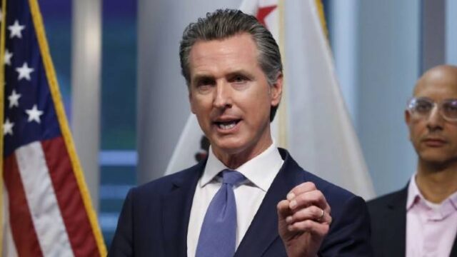 Η Καλιφόρνια επιβάλει περιορισμό κινήσεων, κλείσιμο καταστημάτων