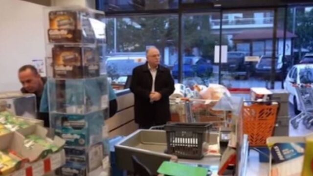 “Ξήλωσε” μισό σουπερμάρκετ ο ευρωβουλευτής ΣΥΡΙΖΑ Παπαδημούλης (βίντεο)