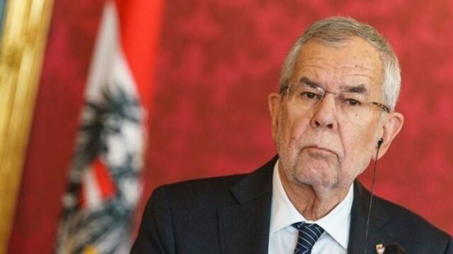 Πρόεδρος Αυστρίας: Αντιβαίνει στην ευρωπαϊκή ιδέα να αφήσουμε τους Έλληνες μόνους