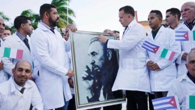 Γιατρούς και νοσηλευτές έστειλε η Κούβα στην Ιταλία