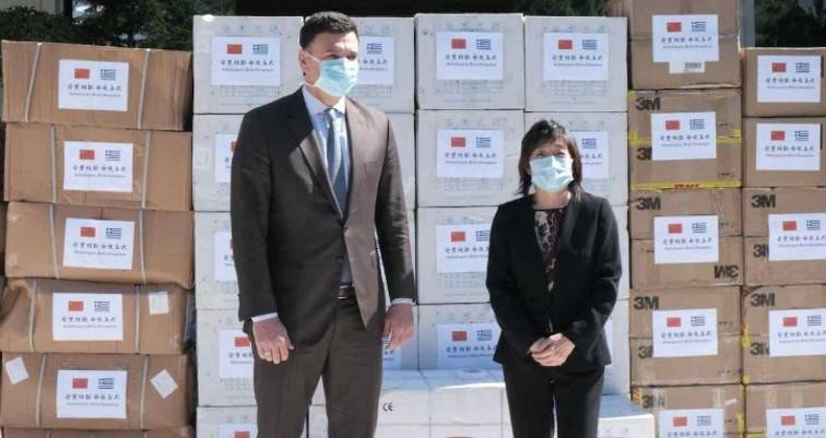 Η πρέσβης της Κίνας δώρισε 50.000 μάσκες στο ΕΣΥ