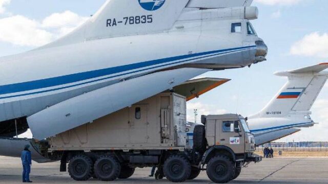 Κορωνοϊός: Η Ρωσία έστειλε και δέκατο αεροσκάφος με γιατρούς και εξοπλισμό στην Ιταλία (βίντεο)