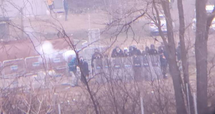 Εβρος: Τούρκοι αστυνομικοί ρίχνουν καπνογόνα και δακρυγόνα στα σύνορα (βίντεο)