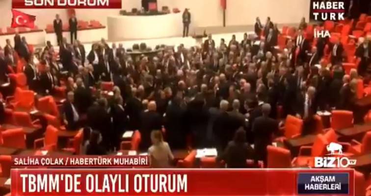 Άγριο ξύλο στην Βουλή της Τουρκίας: Μπουνιές και σπρωξίματα μεταξύ βουλευτών (βίντεο)