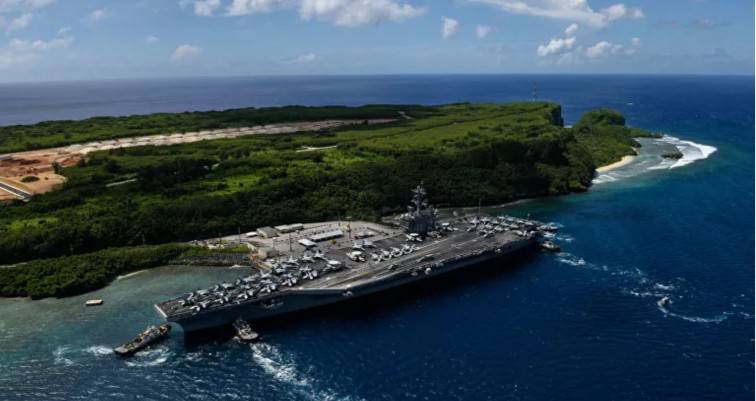 Το αεροπλανοφόρο USS Theodore Roosevelt έχει τώρα 416 περιπτώσεις κορονοϊού μετά την “απόλυση” του καπετάνιου