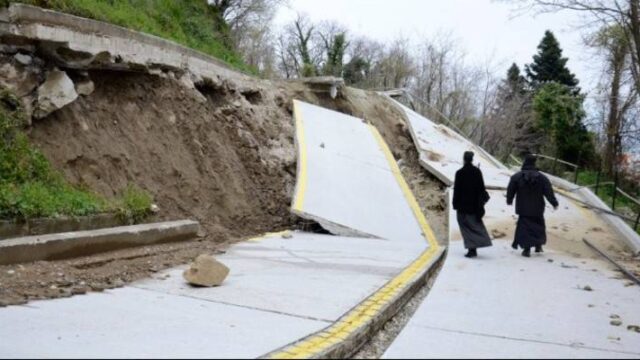 Μηχανικοί του ΚΕΔΑΚ στο Άγιο Όρος για να εκτιμήσουν τις καταστροφές