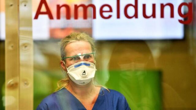 Γερμανία: παράταση ταξιδιωτικής απαγόρευσης και ακυρώσεις διακοπών – ξεκίνησε η κλινική δοκιμή για το εμβόλιο