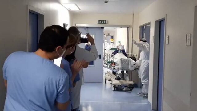 Βγαίνει από τη ΜΕΘ στο Θριάσιο και το ιατρικό προσωπικό ξεσπά σε χειροκροτήματα (βίντεο)