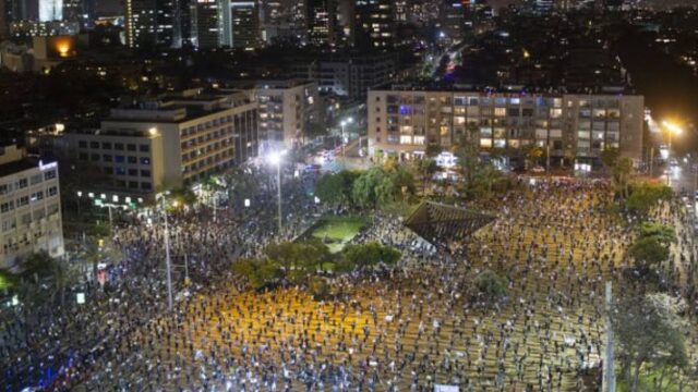 Χιλιάδες άνθρωποι, με απόσταση, στους δρόμους του Τελ Αβίβ κατά Νετανιάχου