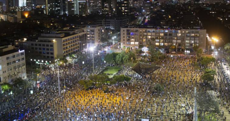 Χιλιάδες άνθρωποι, με απόσταση, στους δρόμους του Τελ Αβίβ κατά Νετανιάχου