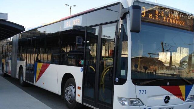 Λεωφορείο έπεσε πάνω σε σταθμευμένα αυτοκίνητα στη Θεσσαλονίκη - Ζημιές σε πέντε ΙΧ