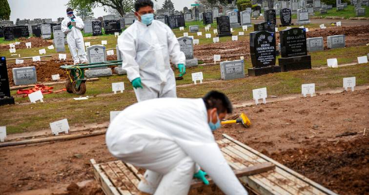 Νέα Υόρκη: Κοιμητήριο στο Στάτεν Αϊλαντ αγωνίζεται να προλάβει τις κηδείες