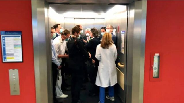 Γερμανία: Ο υπουργός Υγείας σε ασανσέρ με 13 άτομα εν μέσω κορονοϊού
